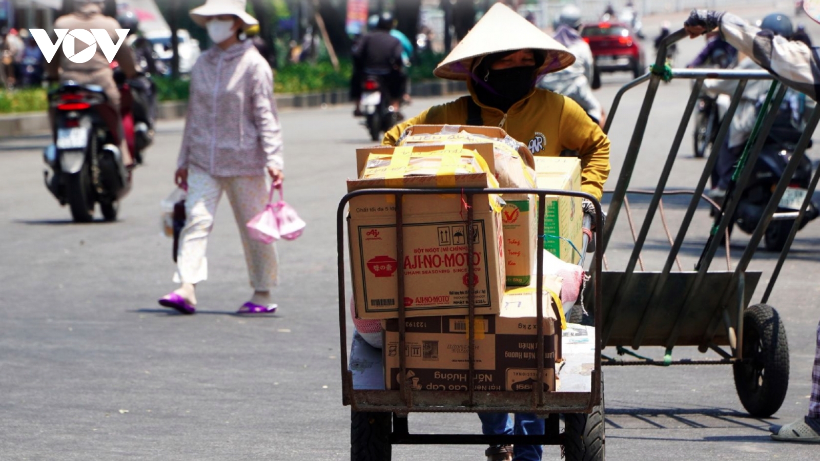 Extreme heat disrupts daily life in Hue, locals adapt to hot weather